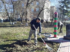 Венгеровский Союз женщин провел субботник по благоустройству территории мемориального комплекса.