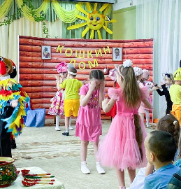 Члены Союза Женщин города Искитима в рамках проведения всероссийского инклюзивного фестиваля  #ЛюдиКакЛюди организовали постановку музыкального спектакля с участием воспитанников детского сада «Дельфинчик».  