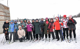  	Активисты Союза женщин Карасукского района вышли на лыжный забег.