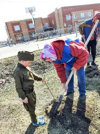 Союз женщин Венгеровского района провел акцию «Сад Памяти».