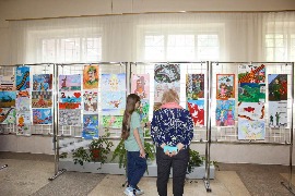 Союз женщин города Искитима провел патриотическую акцию «Рисуем Победу вместе».