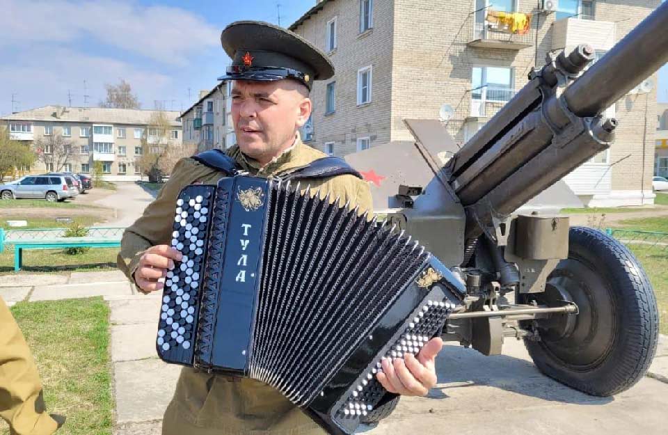 Члены молодежного крыла Союза женщин р.п. Чик, Коченевского района Новосибирской области, приняли активное участие в проведении акции "Поём всем двором".