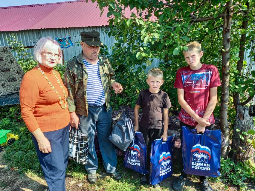 Председатель Союза женщин Венгеровского района Галина Сазонова совместно с представителями КЦСОН посетила данные семьи и вручила им пакеты с канцелярией, рюкзаки, и школьную форму.