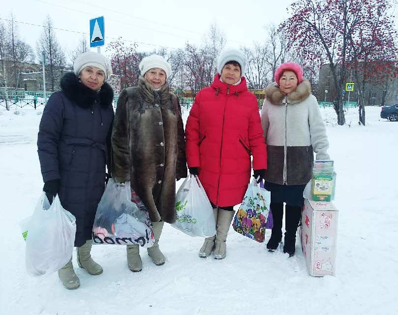 Члены Союза женщин р.п. Чик поздравили многодетных мам с праздником. Женщины посетили многодетные семьи, вручили мамам цветы и памятные сувениры, а дети получили сладкие подарки.