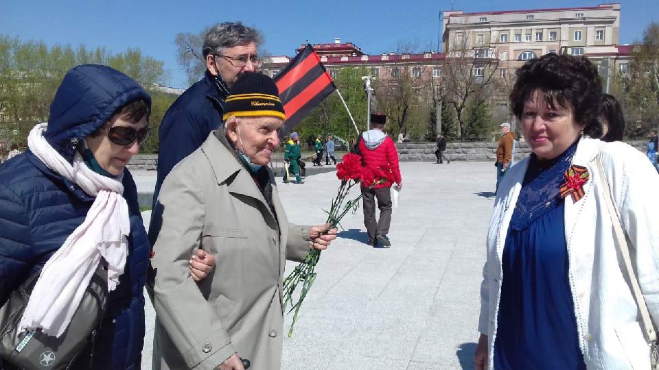 Возложения-цветов-на-МоЛенинский-р-н-Монумент-Славы.Поздравление-ветеранов.2.jpg