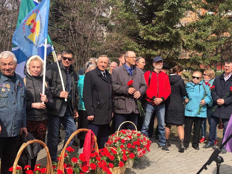 Члены Союза женщин р.п. Пашино, Новосибирской области, почтили память героев-чернобыльцев.