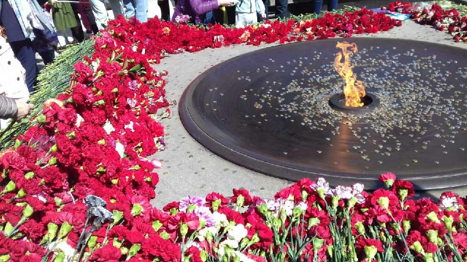 Возложения-цветов-на-МоЛенинский-р-н-Монумент-Славы.Поздравление-ветеранов..jpg