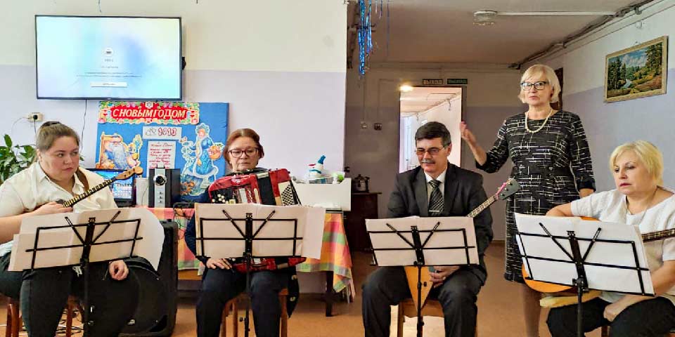 Члены Союза женщин Венгеровского района поздравили с рождественскими праздниками жителей дома - интерната малой вместимости в селе 2-Сибирцево. 