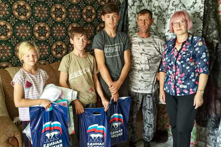 Председатель Союза женщин Венгеровского района Галина Сазонова совместно с представителями КЦСОН посетила данные семьи и вручила им пакеты с канцелярией, рюкзаки, и школьную форму.