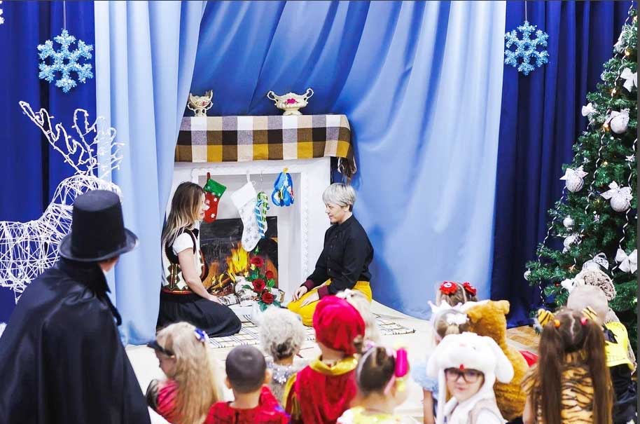 Члены Искитимского городского отделения Союза женщин подарили рождественскую сказку воспитанникам детского дошкольного учреждения «Дельфинчик».