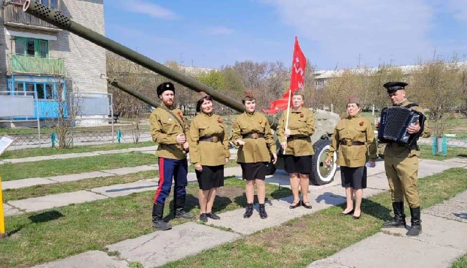 Члены молодежного крыла Союза женщин р.п. Чик, Коченевского района Новосибирской области, приняли активное участие в проведении акции "Поём всем двором".